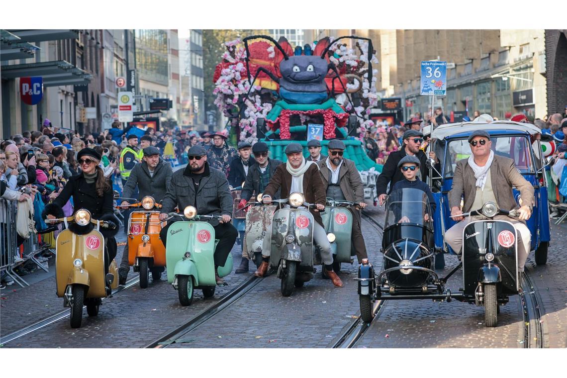 Volksfest in Norddeutschland: Urige Vespa-Motorroller beim Bremer Freimarktsumzug.