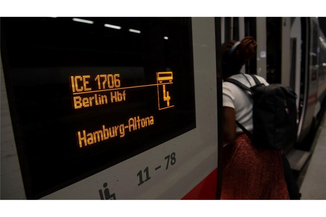 Vom 16. August bis zum 14. Dezember dauert die ICE-Fahrt zwischen Hamburg und Berlin 45 Minuten länger. (Archivbild)