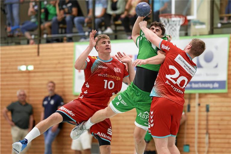 Vom Favoriten gestoppt: Elias Newel (Mitte) und der HCOB. Das Duell im DHB-Pokal ging mit 33:24 klar an Essen. Foto: Alexander Becher