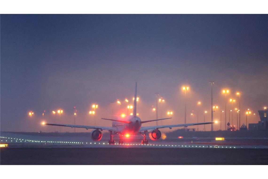 Vom Flughafen Leipzig/Halle ist am Freitagmorgen ein Abschiebeflug nach Afghanistan gestartet. (Archivbild)