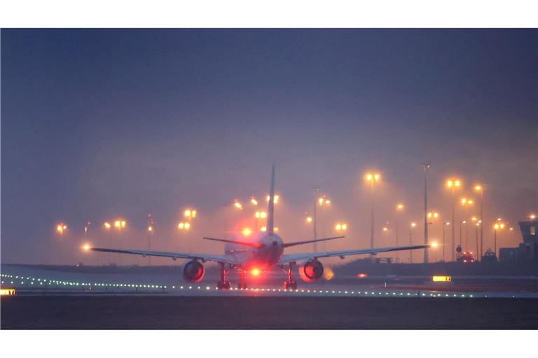 Vom Flughafen Leipzig/Halle ist am Morgen ein Flugzeug mit Straftätern abgehoben. (Archivfoto)