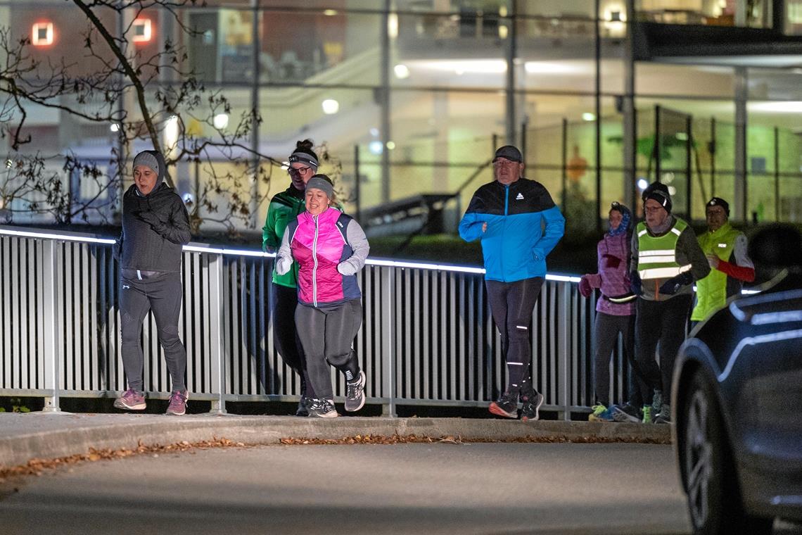 Vom Treffpunkt bei den Backnanger Bädern brach die Laufend-BKZ-Trainingsgruppe jeden Dienstagabend bis kurz Weihnachten zu ihrer gemeinsamen Runde auf. Foto: A. Becher