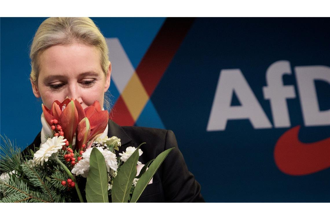 Von Co-Parteichef Tino Chrupalla gab es Blumen. Er tritt für den Wahlkampf einen Schritt zurück.