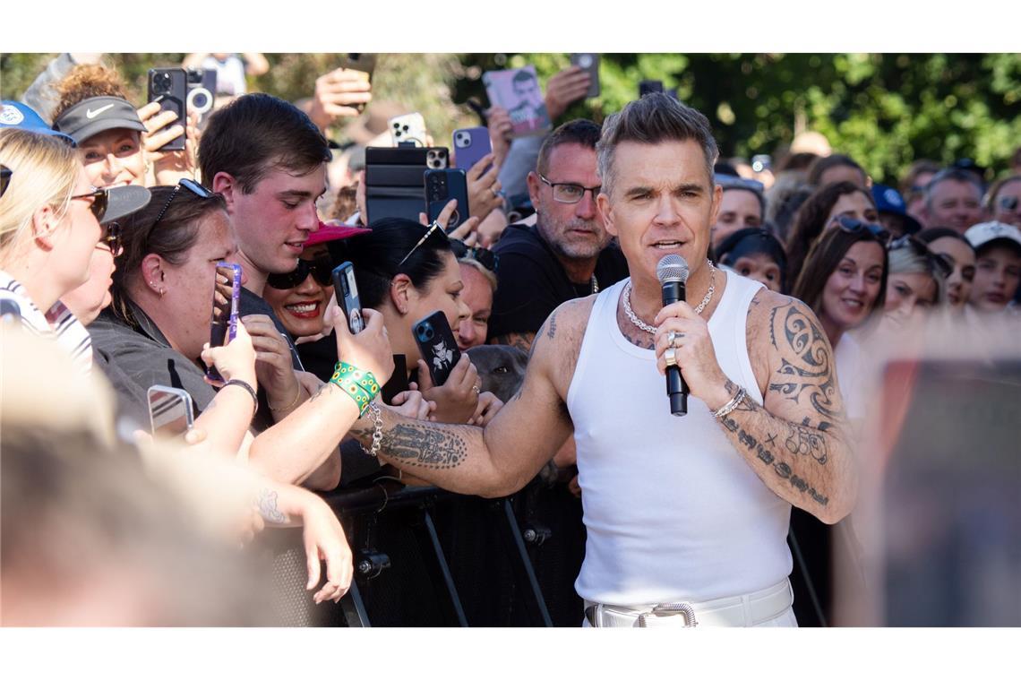 Von Fans umringt: Robbie Williams am Rande seines Gratis-Konzerts