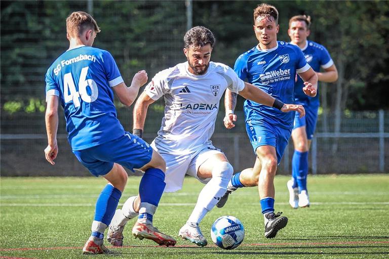 Von Fornsbach nicht zu stoppen: Muhammat Hamza Karadeniz und der VfR. Foto: Alexander Becher