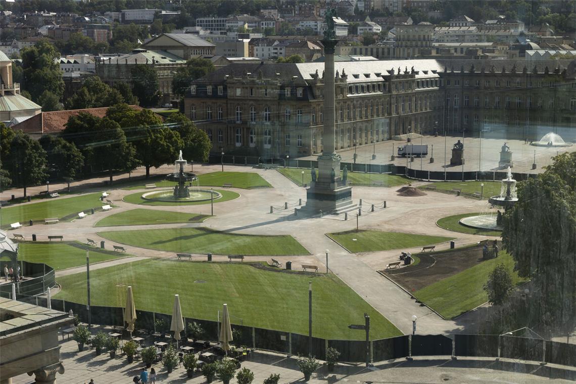 Von Freitag an können die Menschen den neuen Rasen auf dem Schlossplatz aus der Nähe betrachten.