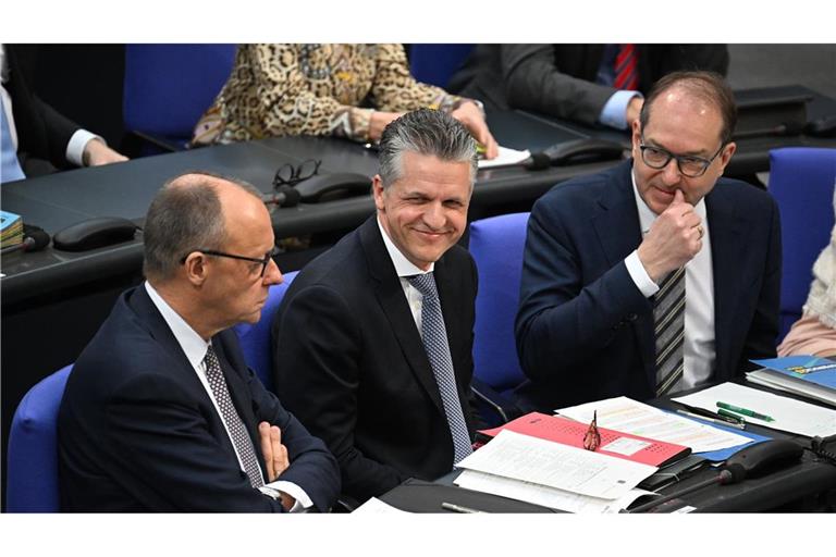 Von links: Friedrich Merz, CDU/CSU Fraktionsvorsitzender und Bundesvorsitzender, Thorsten Frei, parlamentarischer Geschäftsführer der CDU/CSU Fraktion und Alexander Dobrindt, CSU Landesgruppenchef