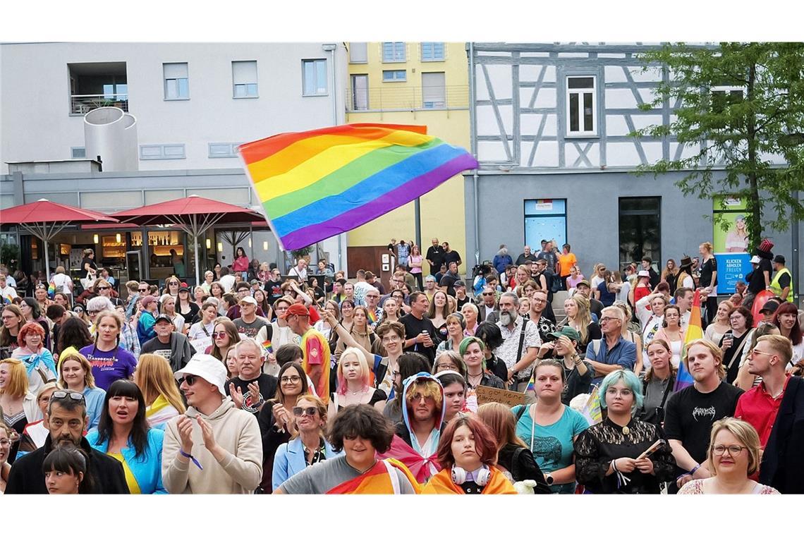 Von rund  400 CSD-Teilnehmerinnen und Teilnehmern spricht die Polizei am Freitagabend.