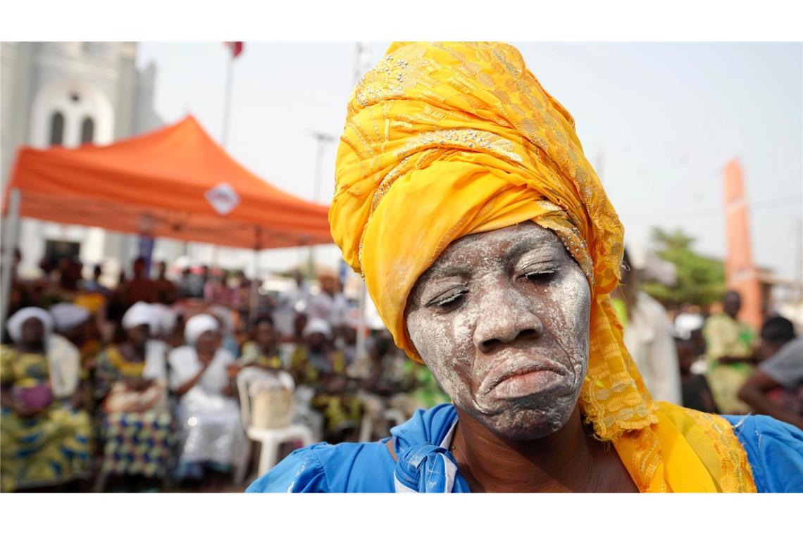 Voodoo lebt: Eine Voodoo-Anhängerin tanzt vor dem Beginn des jährlichen Voodoo-Festivals in Benin im westlichen Afrika.