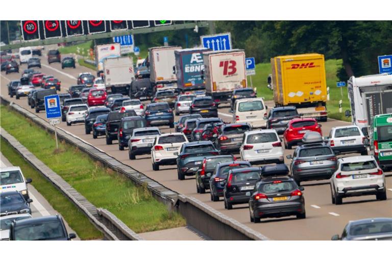 Vor allem auf den Autobahnen in Süddeutschland dürfte am Wochenende wieder viel Verkehr herrschen. (Symbolbild)