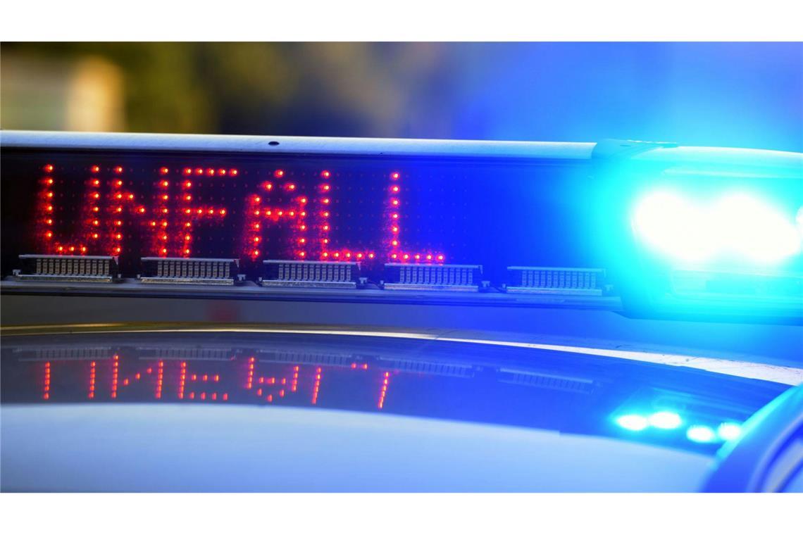 Vor dem Bahnhof in Laufenberg erfasst ein Autofahrer eine Fußgängerin (Symbolfoto).