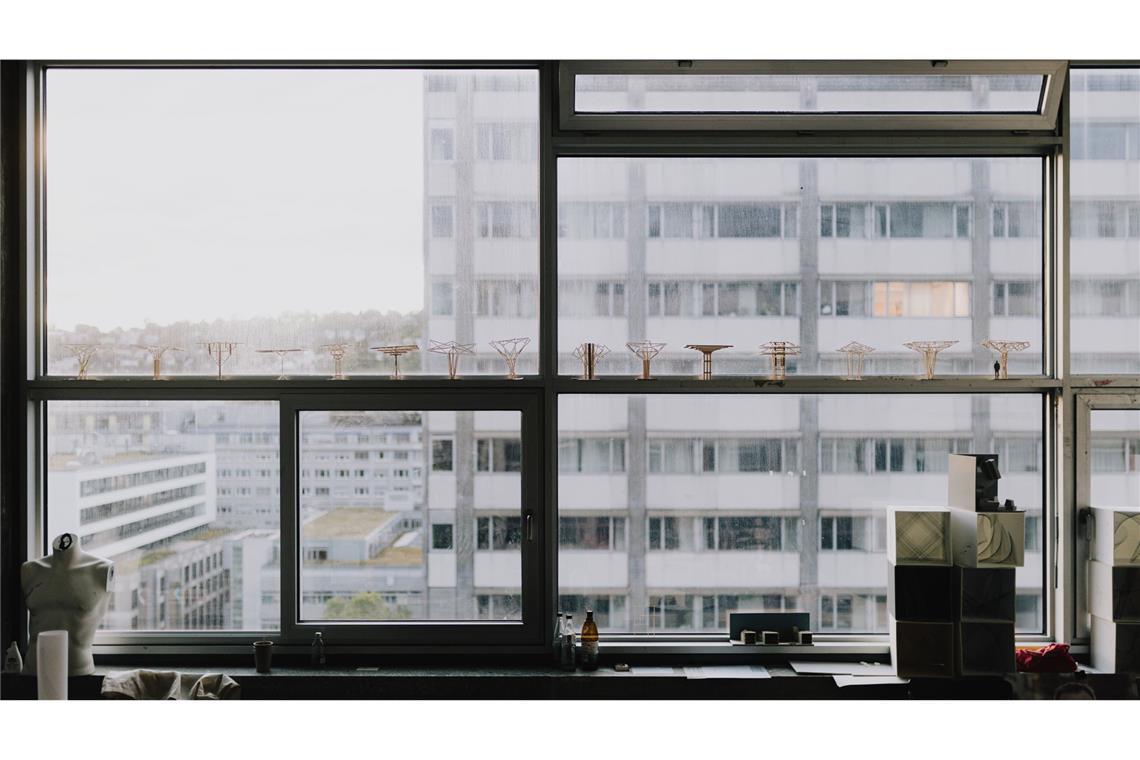 Vor dem Bau steht der Entwurf: Die Zwölf Schirme als kleine Modelle auf dem Fenstersims in der Universität Stuttgart. Die Holzbauübung entstand im zweiten Semester des Moduls   „Baukonstruktion und Nachhaltigkeit“ der Fakultät für Architektur und Stadtplanung an der Universität Stuttgart.