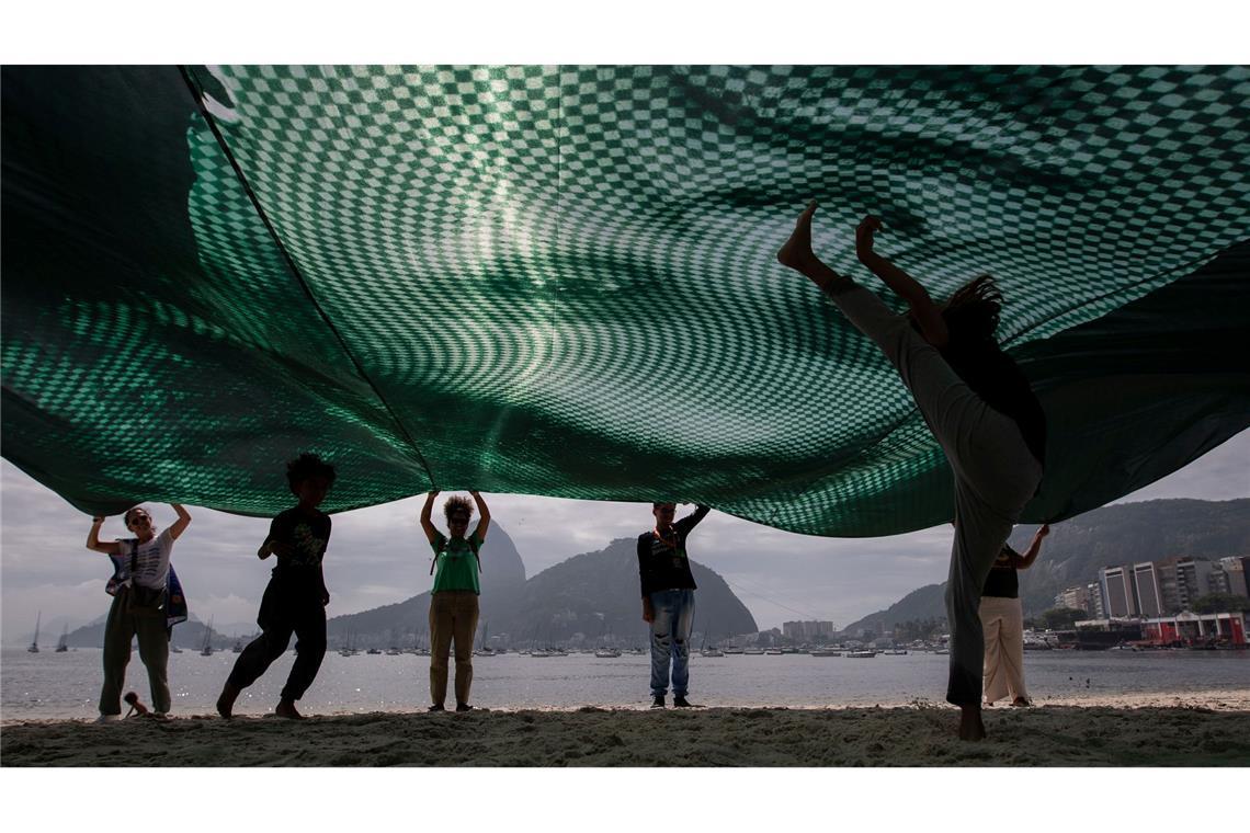 Vor dem G20 in Brasilien: Aktivisten der Bewegung "Amazonia de Pe" nehmen an einem Protest am Strand von Botafogo teil