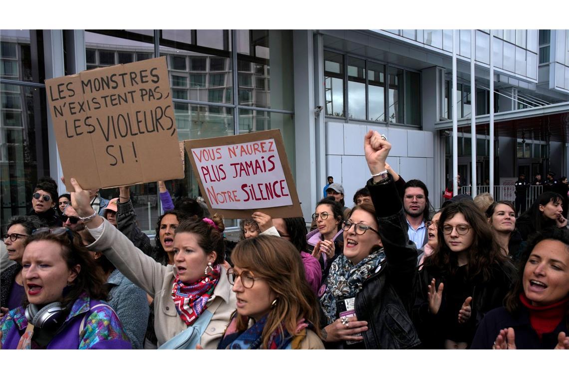 Vor dem Gericht demonstrieren Dutzende Unterstützerinnen der Klägerinnen.