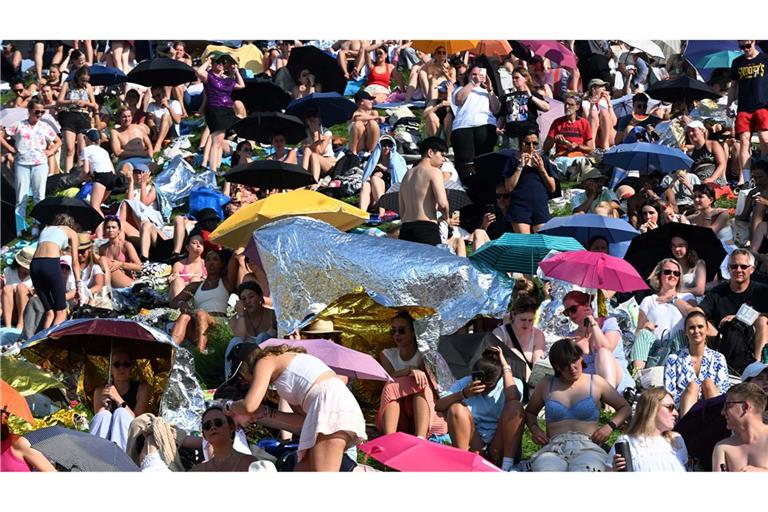 Vor dem vorletzten Konzert von Superstar Taylor Swift harrten die Fans stundenlang bei Hitze vor dem Olympiastadion in München aus.