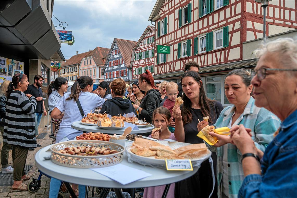 Vor dem Zentrum für Vielfalt haben Menschen, die in Murrhardt beziehungsweise im Rems-Murr-Kreis als Geflüchtete eine neue Heimat gefunden haben, landestypische Köstlichkeiten aufgetischt. So lässt sich ins Gespräch kommen. Foto: Stefan Bossow