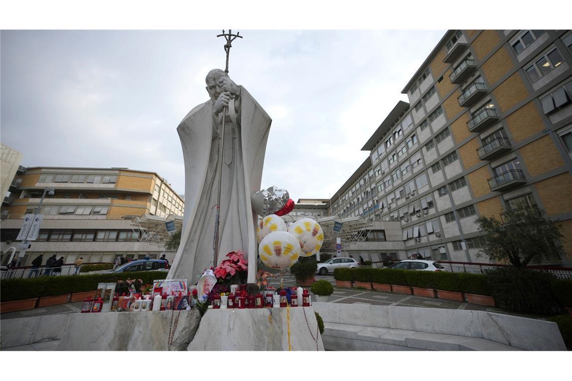 Vor der Gemelli-Klinik in Rom versammeln sich immer wieder Gläubige zum Gebet für den kranken Papst.