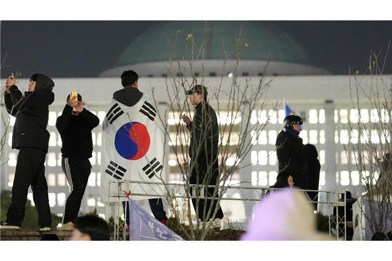 Vor der südkoreanischen Nationalversammlung versammelten sich Tausende Demonstranten.