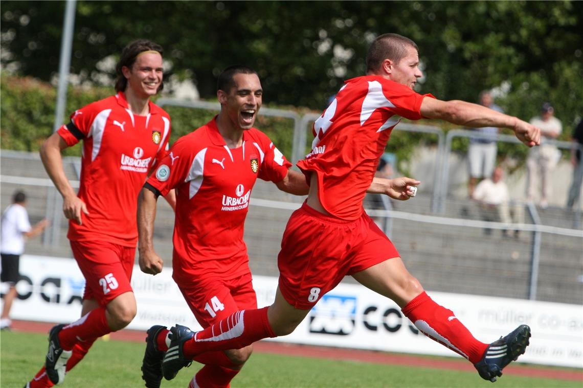 Vor elf Jahren begann für Neuling Großaspach das Unternehmen Regionalliga siegreich. Patrick Marschlich, Nicolo Mazzola, Michael Deiß (von links) bejubelten mit der SG damals ein 3:1 über Bamberg, zu dem Mazzola und Deiß je ein Tor beisteuerten. Nach sechs Jahren Abstinenz geht’s nun wieder in der vierthöchsten Klasse um Punkte. In Pirmasens startet Aspach morgen aber als Absteiger aus Liga drei in die Saison.  Archivfoto: B. Strohmaier