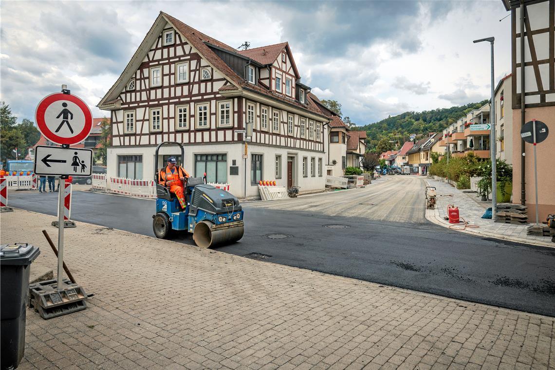 Vor Kurzem wurde die Kreuzung zur Nägelestraße mit einer neuen Asphaltschicht versehen. Der Blick in die Nägelestraße (Mitte/rechts) zeigt, dass die Arbeiten weit fortgeschritten sind.