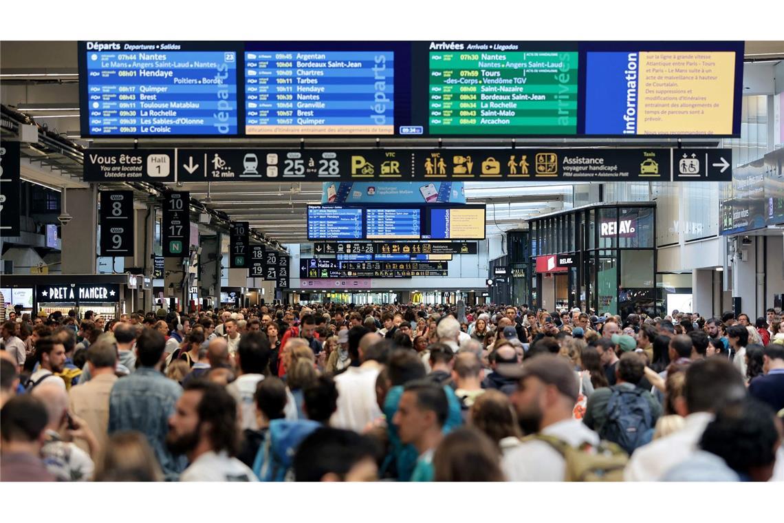 Vor Olympia in Paris: Viele Fahrgäste der fanzösischen Bahn sind von Zugausfällen durch den Angriff auf das Schnellzugnetz betroffen.