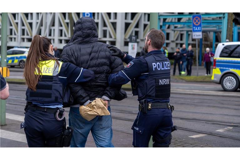 Vor Ort waren nach den Schüssen zwei Personen festgenommen worden.