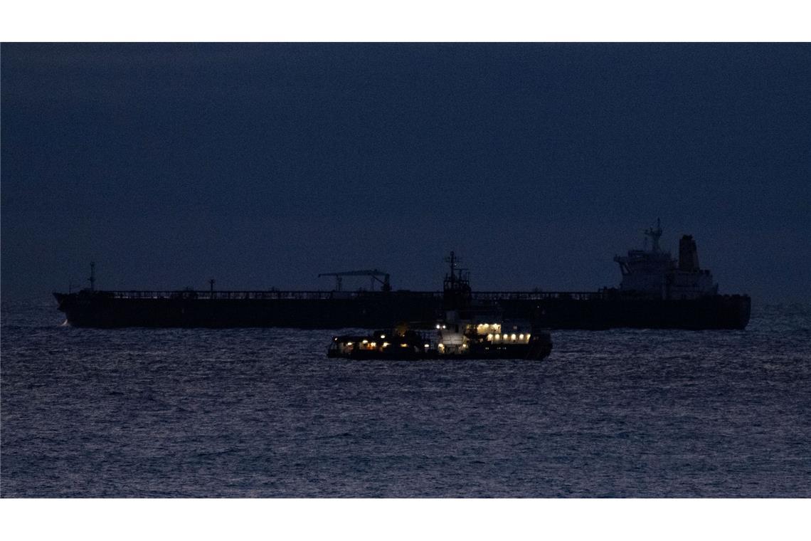 Vor Sassnitz liegt der havarierte Öltanker.