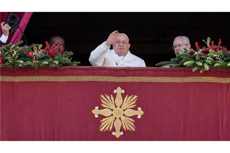 Vor zahlreichen Gläubigen spricht der Papst seine Weihnachtsbotschaft.