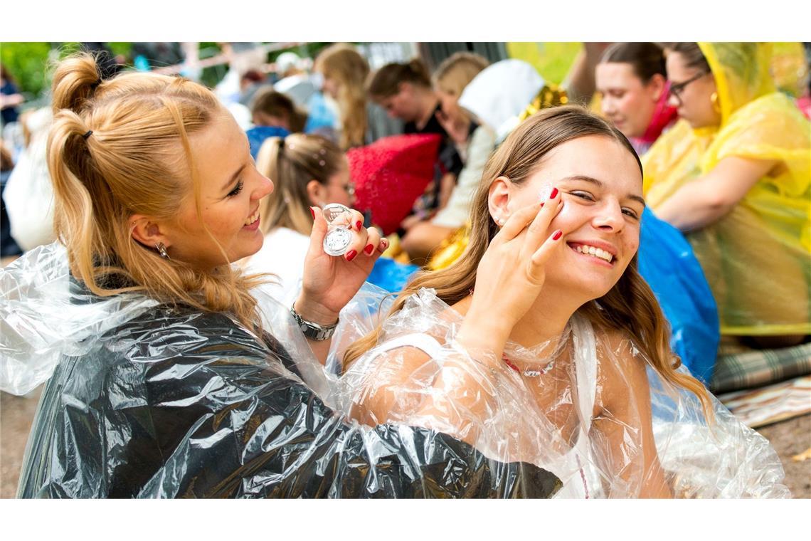 Vorbereitung für Taylor: Zwei Fans schminken sich vor dem Konzert in Hamburg.