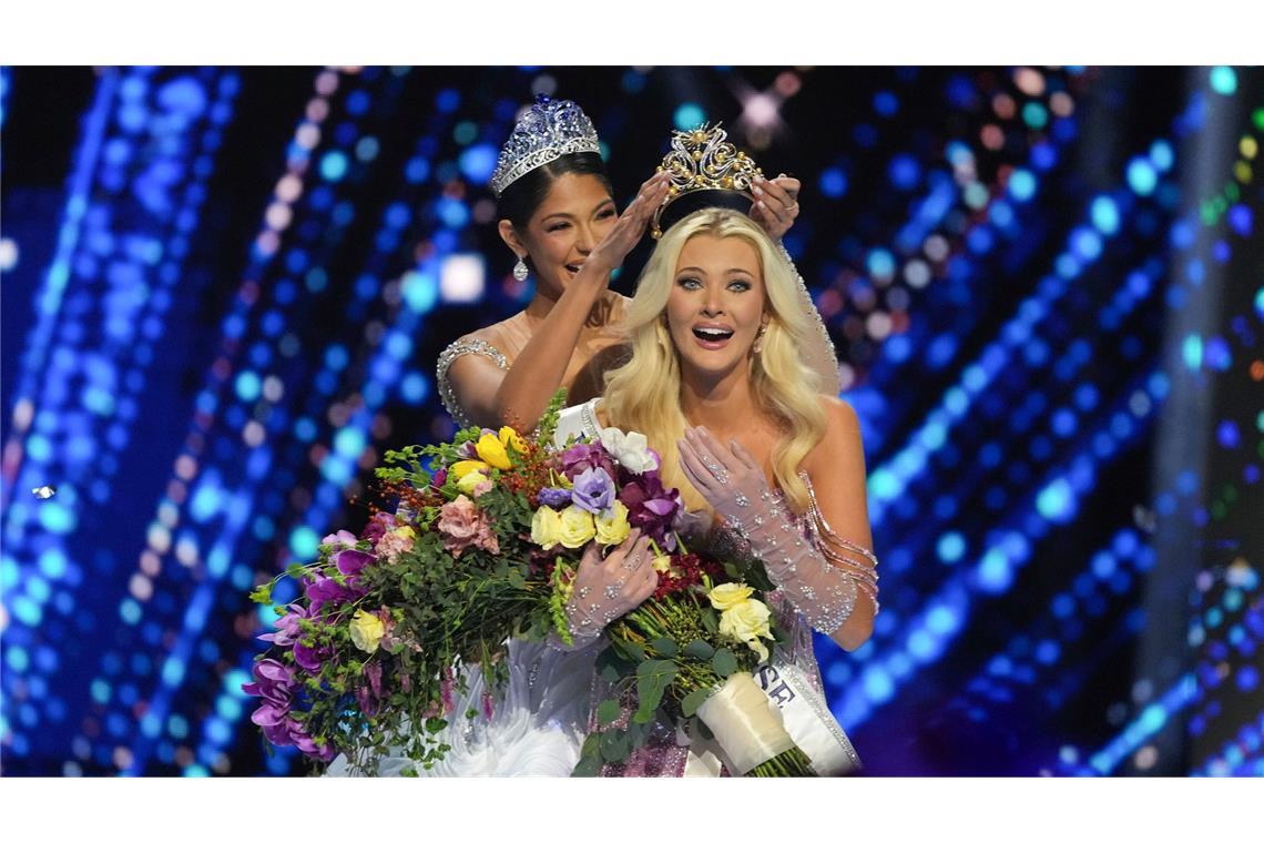 Vorgängerin Sheynnis Palacios setzt der neuen Miss Universe, Victoria Kjær Theilvig, die Tiara auf.