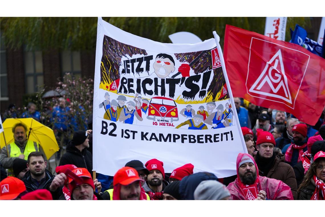 VW-Beschäftigte nehmen an einer Kundgebung der IG Metall vor der Volkswagen-Zentrale teil. (Archivbild)