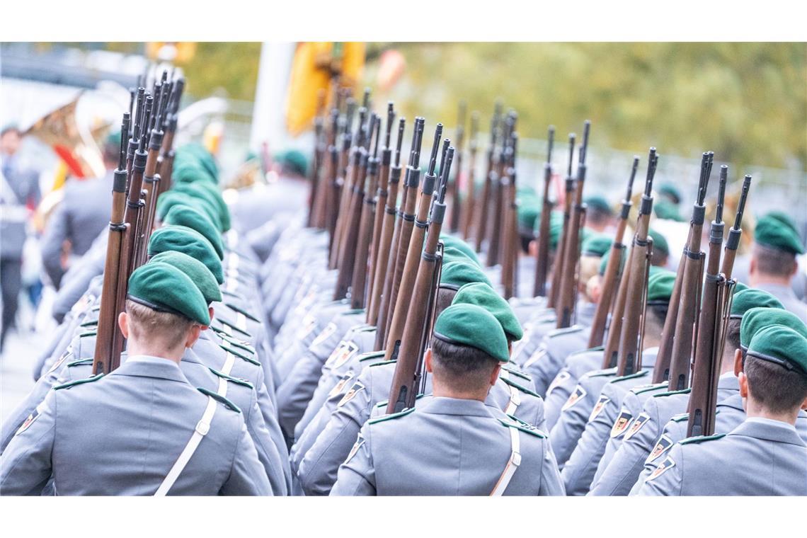 Wachbataillon beim Bundesministerium der Verteidigung im Hof des Bundeskanzleramts in Berlin.