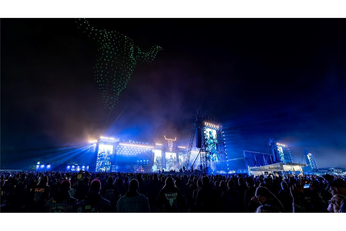 Wacken lebt - Leuchtende Drohnen formen den Kuhschädel, das Logo des Heavy-Metal-Open-Airs im Norden, vor 85.000 Zuschauern.