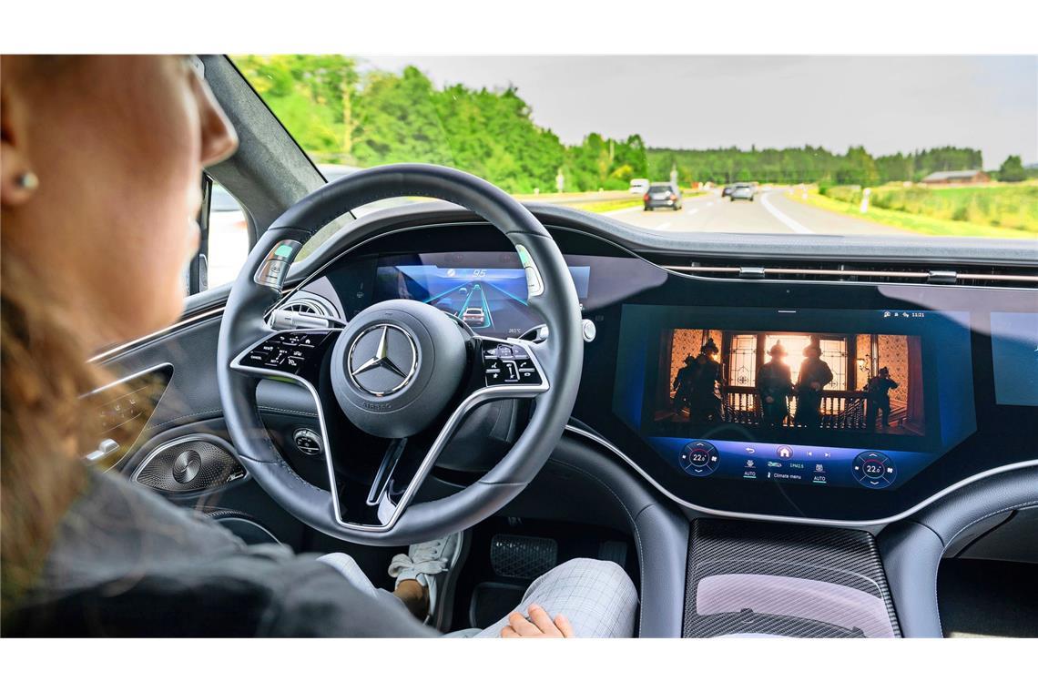 Während des autonomen Fahrens ist sogar das Fernsehen erlaubt. Innerhalb von zehn Sekunden müssen Fahrer oder Fahrerin aber in der Lage sein, das Steuer zu übernehmen.