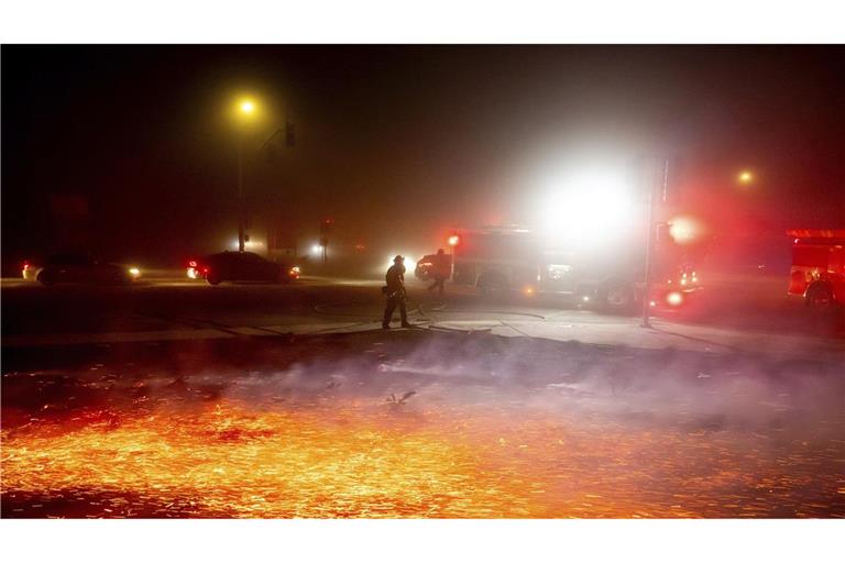 Während Kalifornien mit Waldbränden zu kämpfen hat, herrschen anderswo in den USA eisige Kälte und Winterstürme.