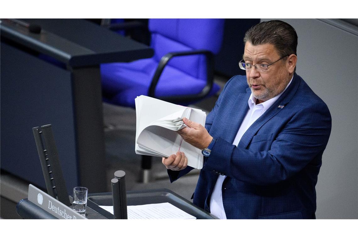 Während seiner Rede blättert Stephan Brandner (AfD) in einem Bündel Papier. Damit will er zeigen, welche Gesetze der Ampel-Regierung seiner Ansicht nach überflüssig sind.