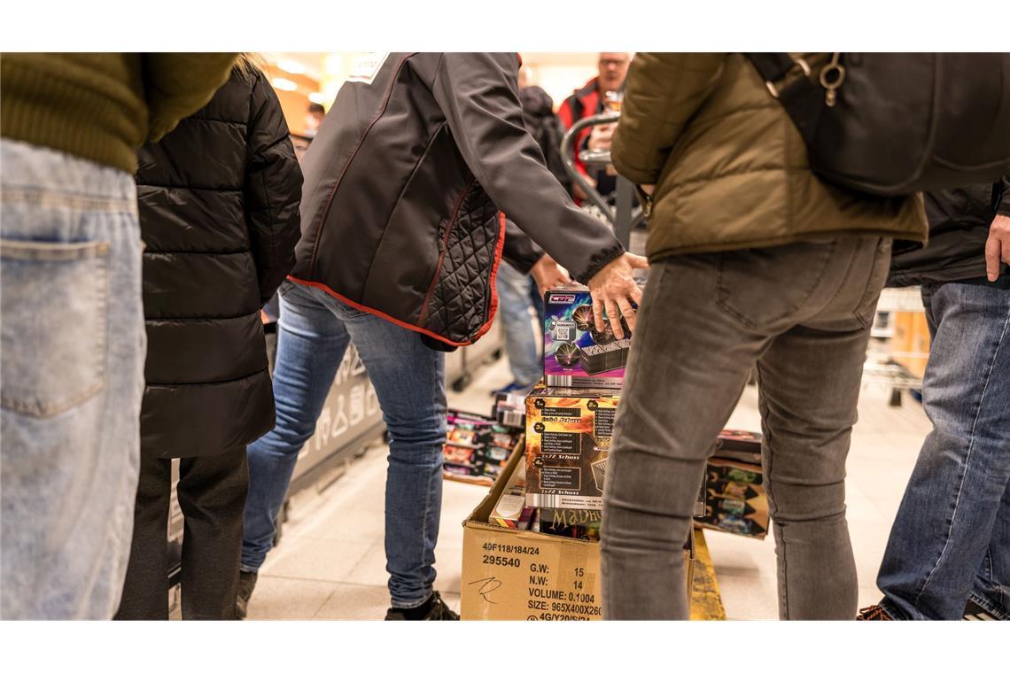 Während Supermarkt-Mitarbeiter noch die Regale einräumen, warten die ersten Kunden schon aufs Feuerwerk.