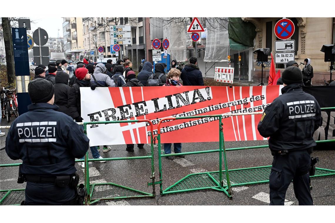 Während Sympathisanten bei der Verhandlung im Februar noch für einen Freispruch für Lina E. demonstrierten, ist bei der Verhandlung niemand mehr mit Bannern vor dem BGH.