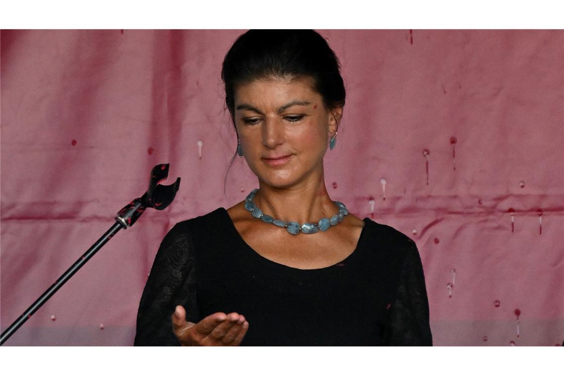 Wagenknecht bei Wahlkampfauftritt mit Farbe bespritzt.