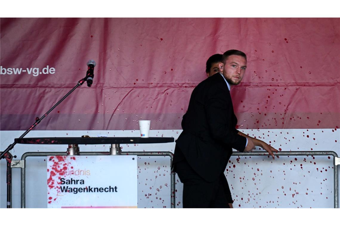 Wagenknecht mit roter Farbe bespritzt.