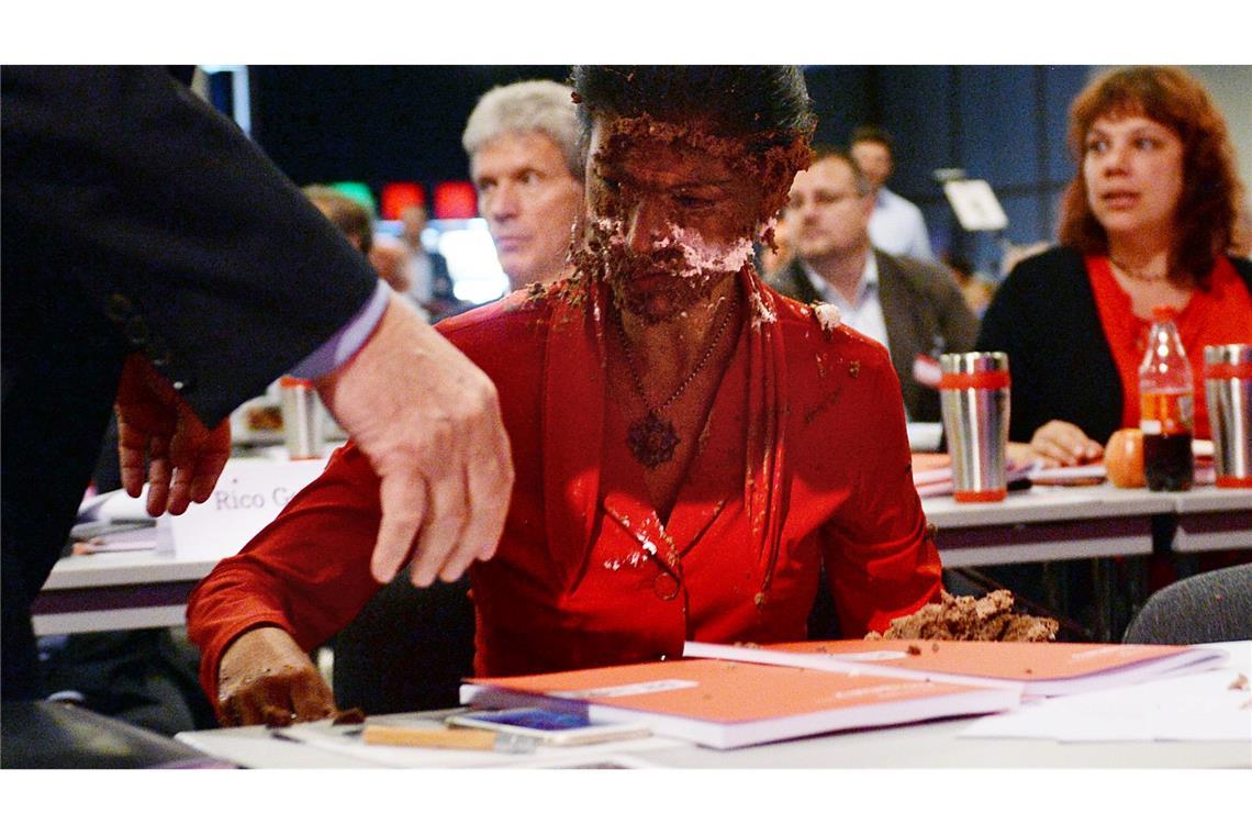 Wagenknecht wird von einer Sahnetorte mitten ins Gesicht getroffen. (Archivbild)