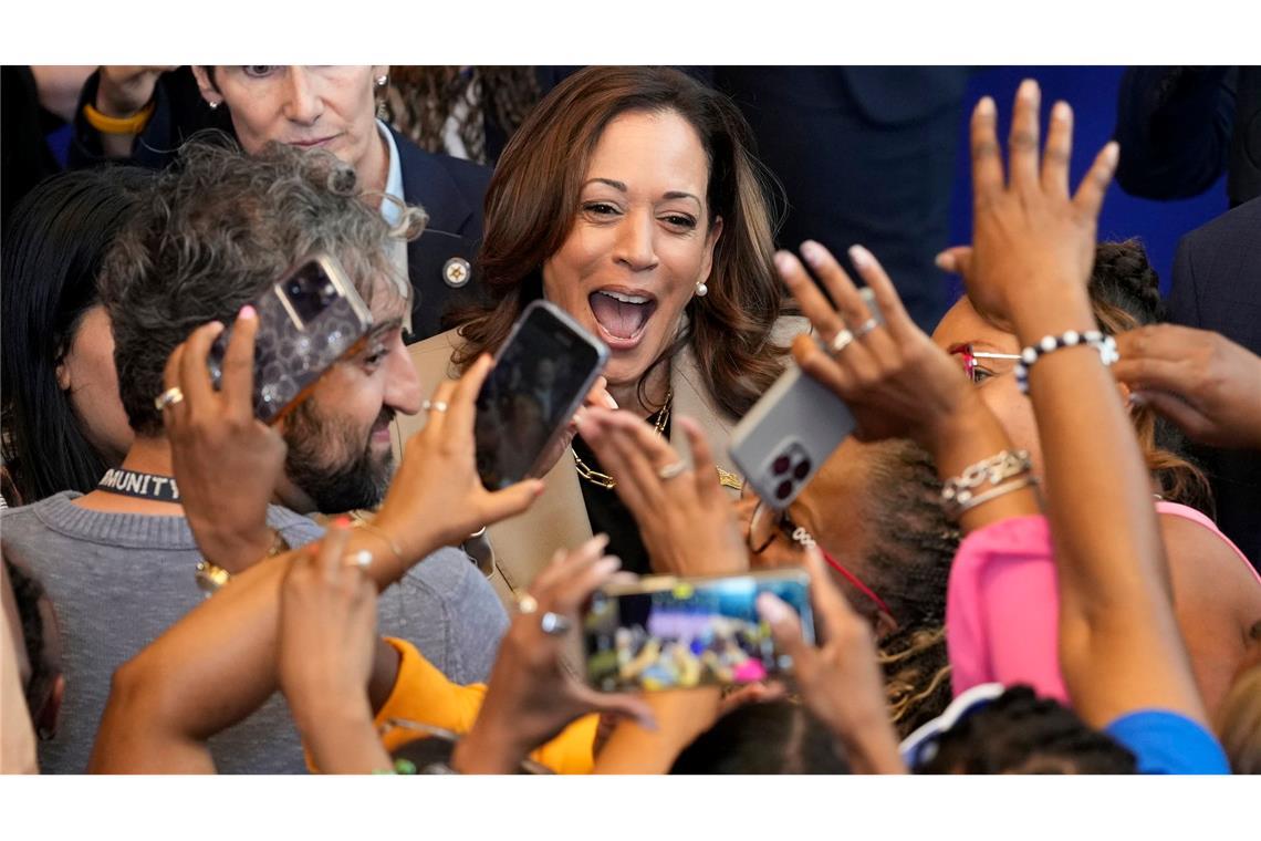 Wahlkampf in den USA: Kamala Harris wird von ihren Anhängern gefeiert, als hätte sie schon gewonnen.