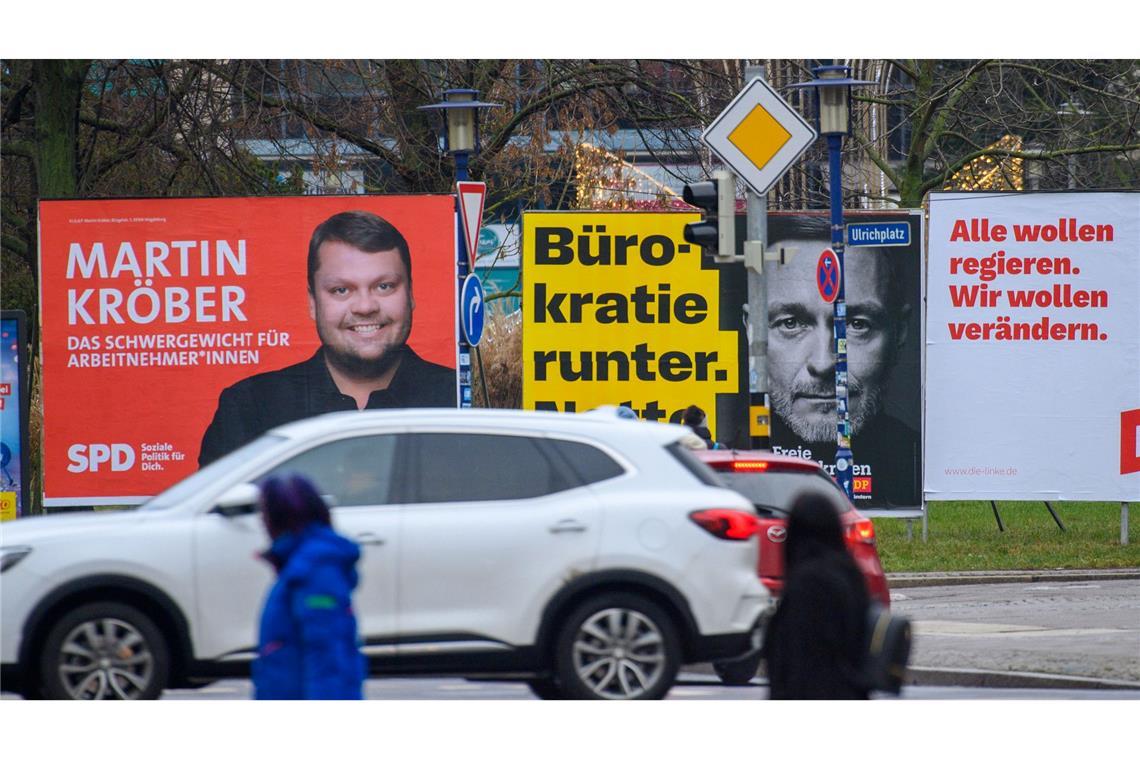 Wahlplakate, wie hier in Magdeburg, sollen nicht nur die Kandidaten und Kandidatinnen bekannter machen, sondern idealerweise auch Themen ansprechen, die die Wähler besonders bewegen. Aktuell ist das vor allem das Problemfeld Wirtschaft und Inflation.