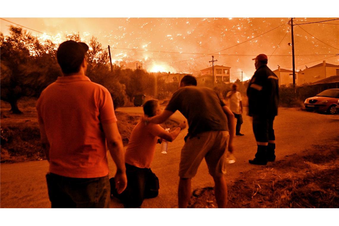 Waldbrand in  Region Korinthia - Anwohner sehen, wie sich das Feuer dem Dorf Ano Loutro