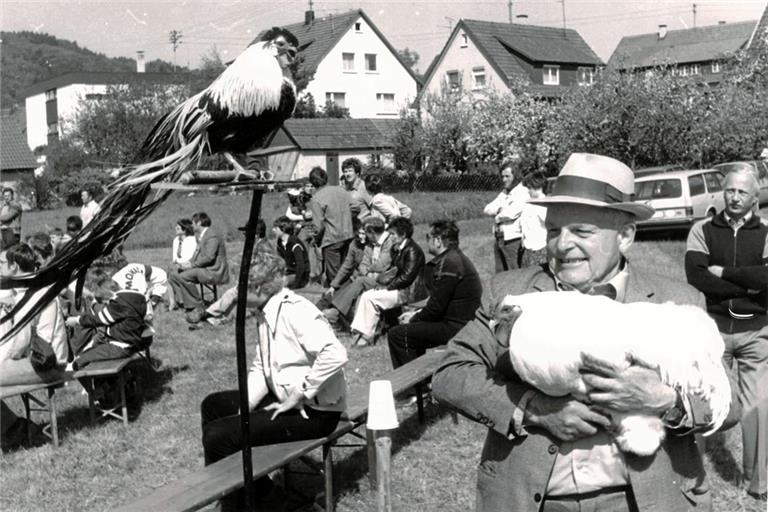 Walter Helbig (rechts vorne) war von 1956 an über 30 Jahre Vorsitzender des Geflügelzuchtvereins. In dieser Zeit fand das eine oder andere sogenannte Hahnenwettkrähen der Tiere statt. Die Aufnahme ist bei einer solchen Veranstaltung entstanden. Fotos: Privatsammlung Wolfgang Hess