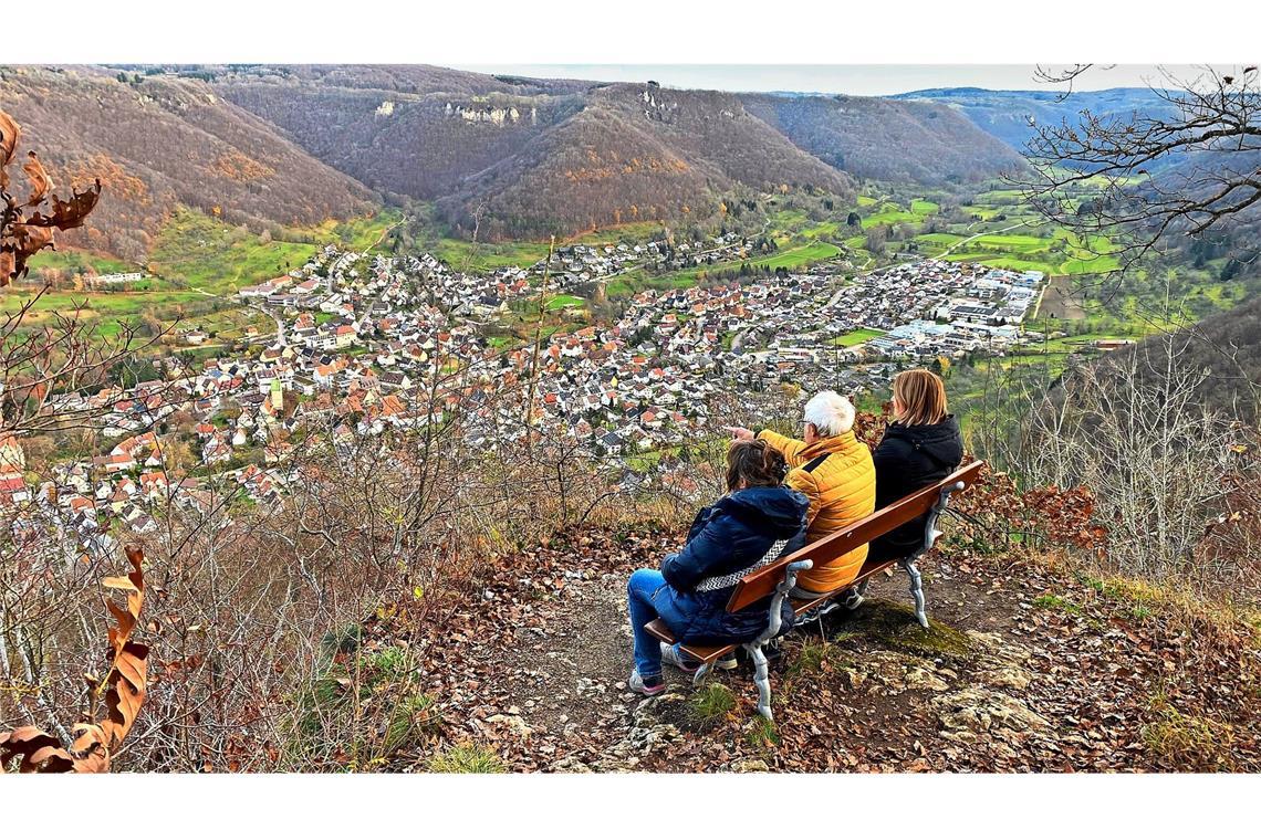 Wanderer am Kammfelsen mit Blick auf Oberlenningen