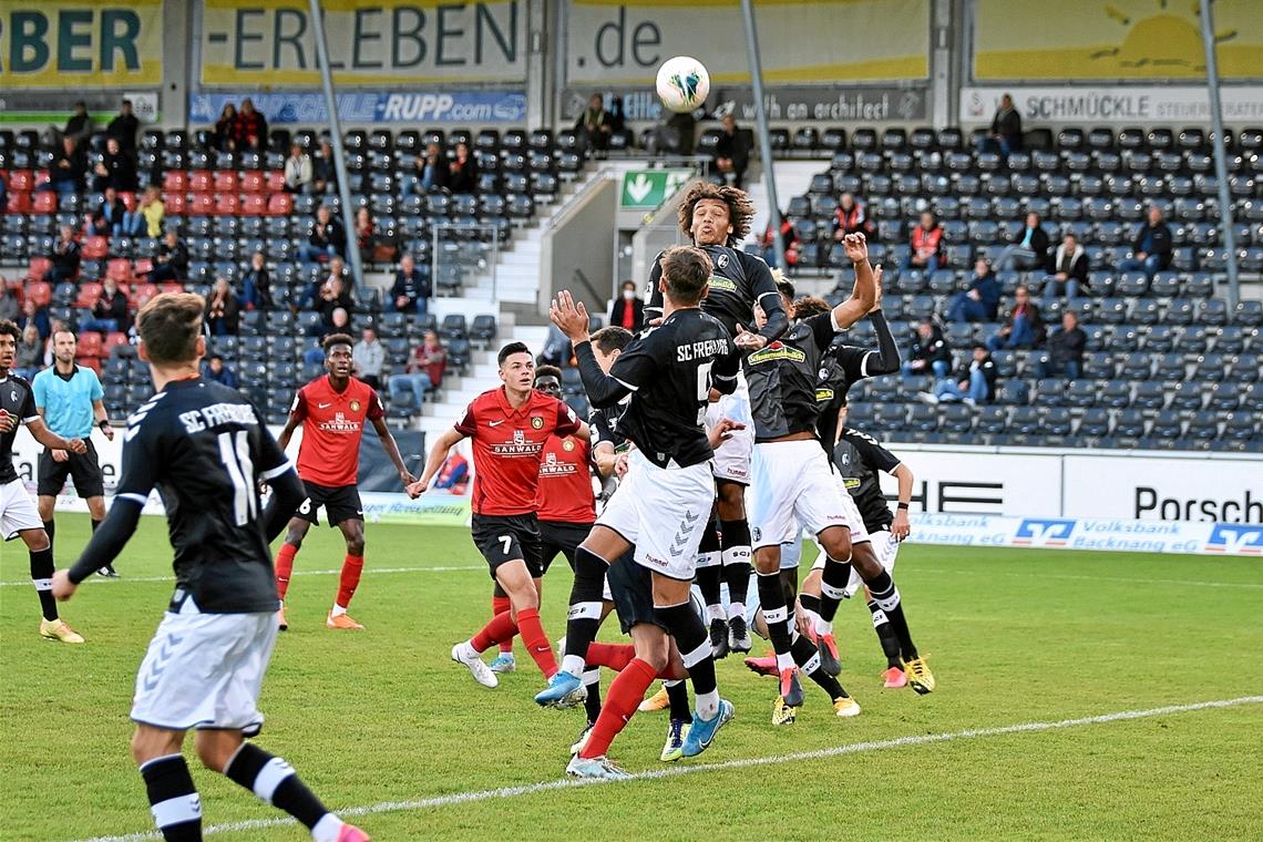 War Großaspach am Ende haushoch überlegen: Freiburgs Bundesligareserve (dunkle Trikots). 0:5 verlor die SG Sonnenhof, die in der Tabelle immer tiefer rutscht. Foto: T. Sellmaier