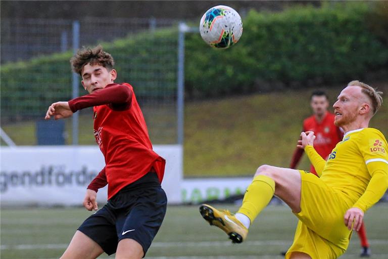 War in den bisherigen sieben Spielen in diesem Jahr sechs Mal von Beginn an für Aspach am Ball: Vincent Sadler (links). Dabei hatte das Eigengewächs bis Weihnachten in der Regionalliga noch keine einzige Minute für die SG Sonnenhof auf dem Platz gestanden. Foto: A. Becher