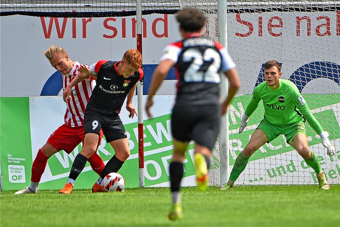 War mit Großaspach drei, vier Mal dicht dran am Führungstor: David Hummel (am Ball). Doch Aspach nutzte seine Chancen nicht und verlor in der Nachspielzeit noch mit 0:1. Foto: J. Hübner