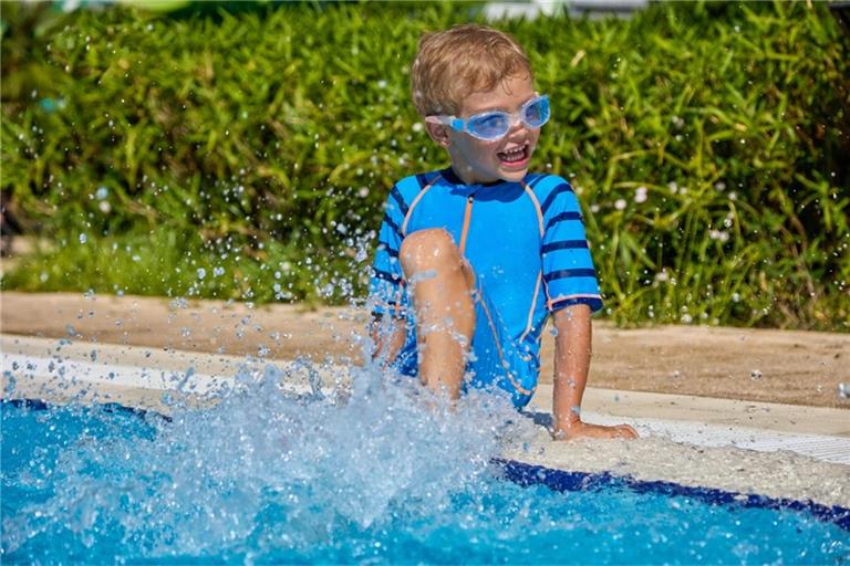 Warum sollten vor allem Kinder auf blaue Badekleidung verzichten?